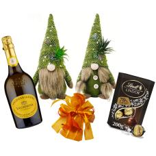Декорация от двойка Горски Гноми, вино и бонбони