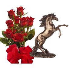 Букет от рози и Жребец Статуетка - Подарък за дипломиране