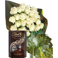 С топли чувства в бяло – букет от бели рози и бонбони черен шоколад Lindt